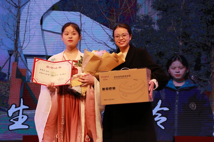 最美学生胡钰苓.jpg
