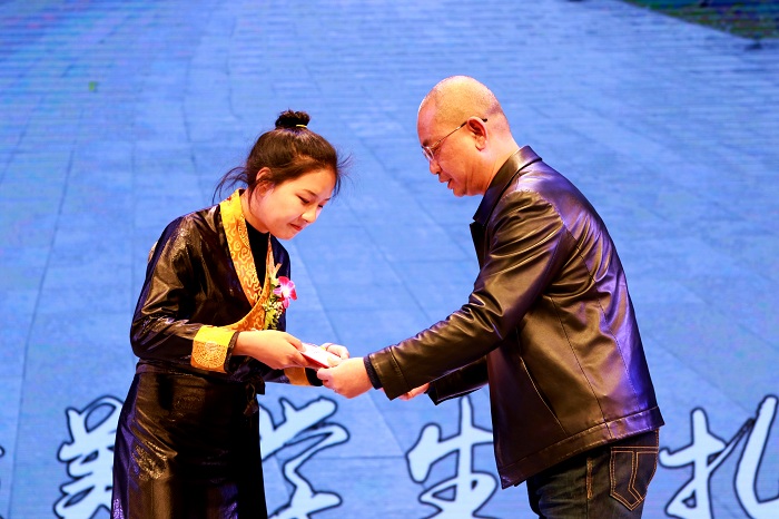 最美学生扎西央错.jpg