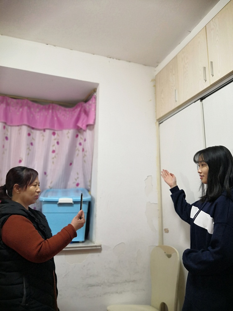 家长配合孩子完成课后练习.jpg