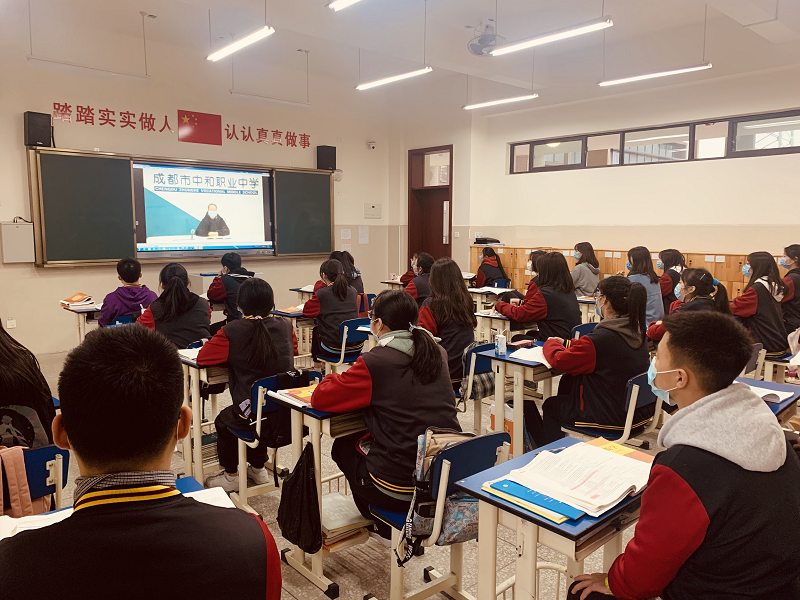 学生在各自班级通过校园电视台直播渠道参加培训.png