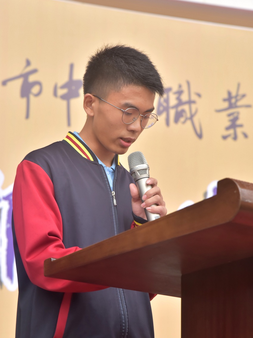 远动员代表宣誓.jpg