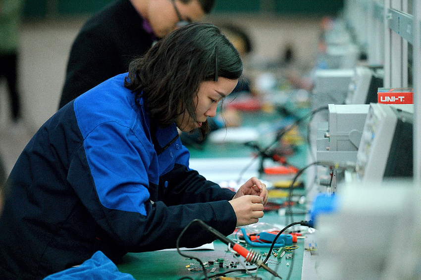 2020年高新区百万职工技能大赛电子装配工赛项在我校隆重举行