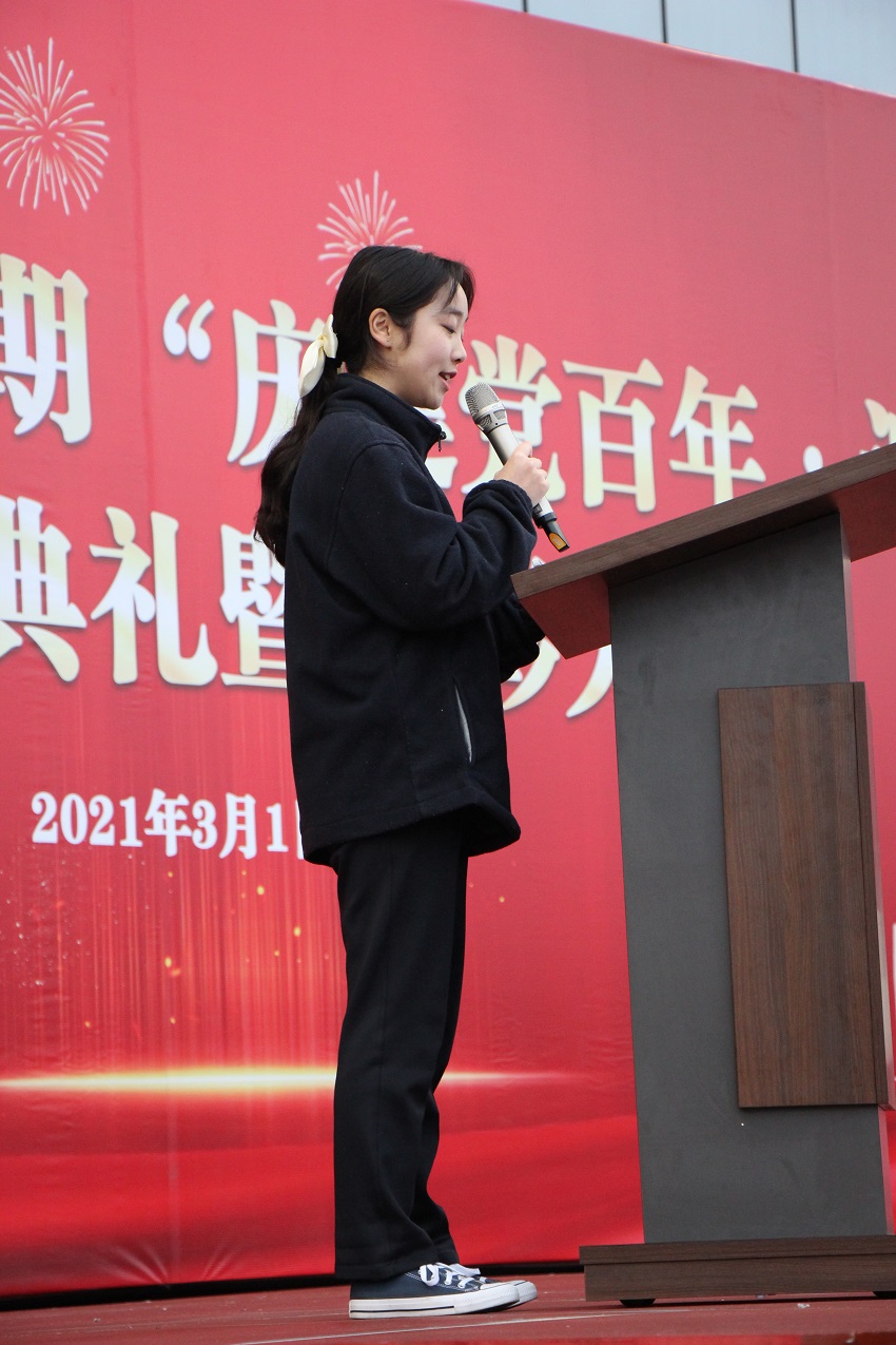 2023届学前教育大专班鲁粲然作为国旗下演讲代表发言.jpg