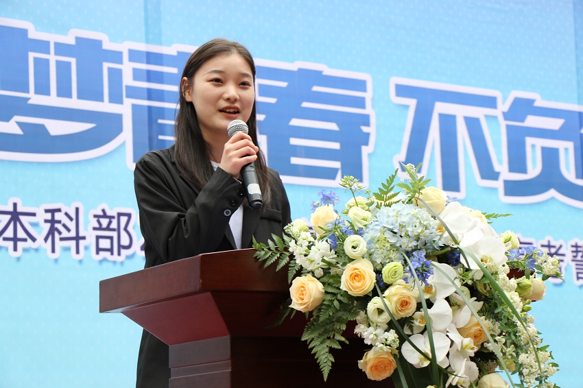 学生代表李梦雪同学发言.jpg