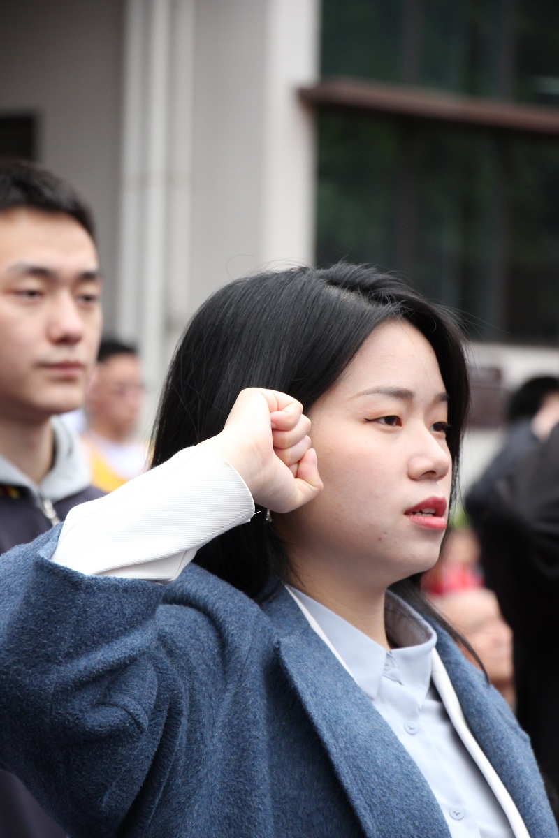 学生在国旗下庄严宣誓.jpg