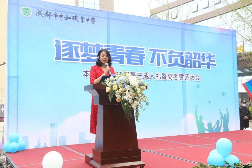 家长代表邓新碧发言.jpg