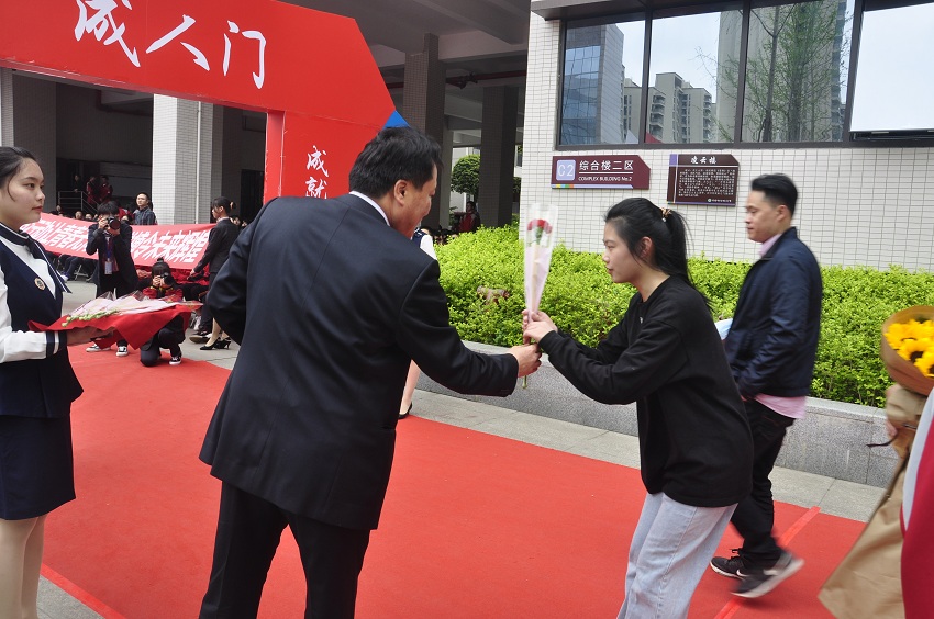 彭校长向学生赠与鲜花，送上成人祝福1.jpg