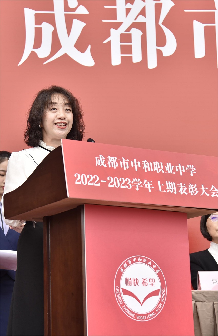 语文教研组长黄静秋作为教师代表发言.jpg