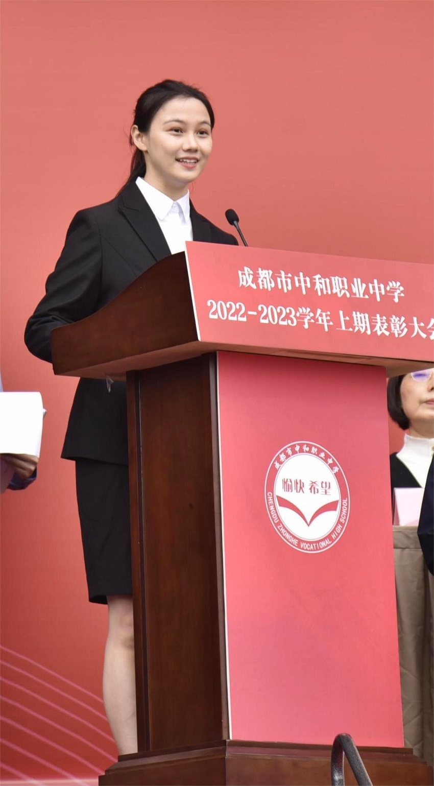 本科部谢馨怡作为学生代表发言.jpg
