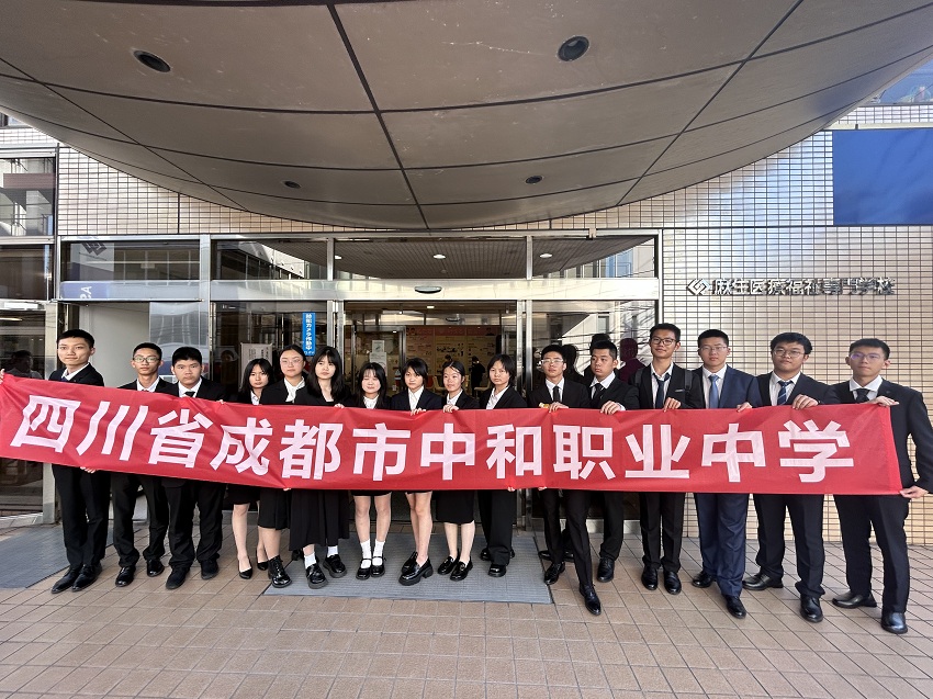 社区专的同学到麻生专门学校介护课堂见习.jpg