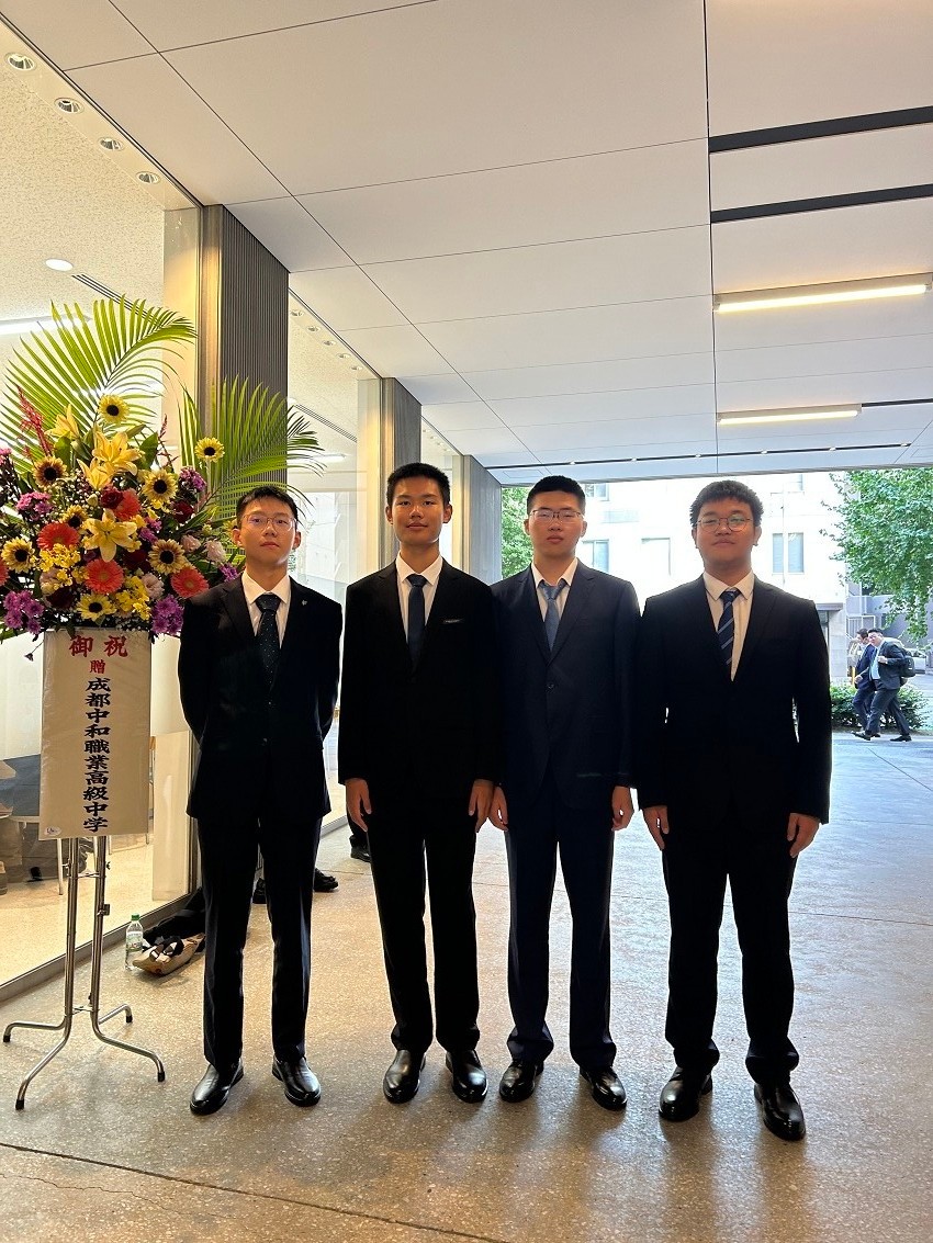 入学式现场 2024届修学访问同学合照.jpg